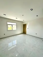 شقة في مدينة خليفة  عائلية جديدة وغير مفروشة للإيجار غرفتين وثلاث حمامات