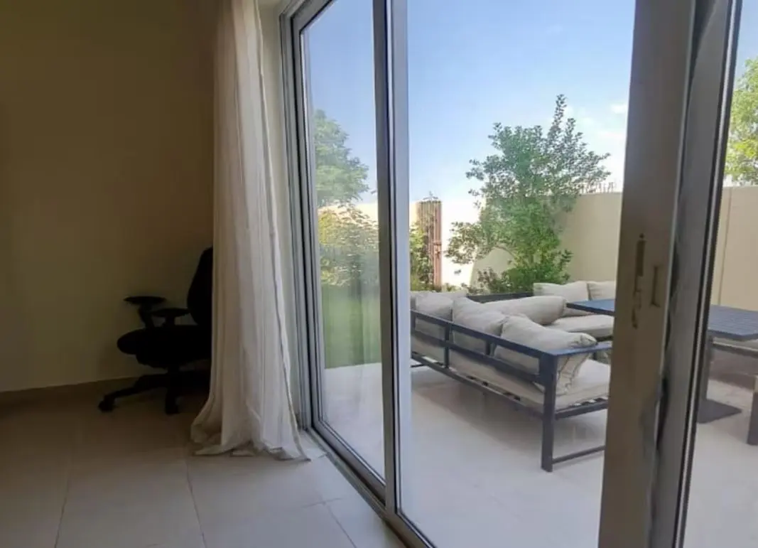 منزل واسع بثلاث غرف نوم وحديقة للإيجار